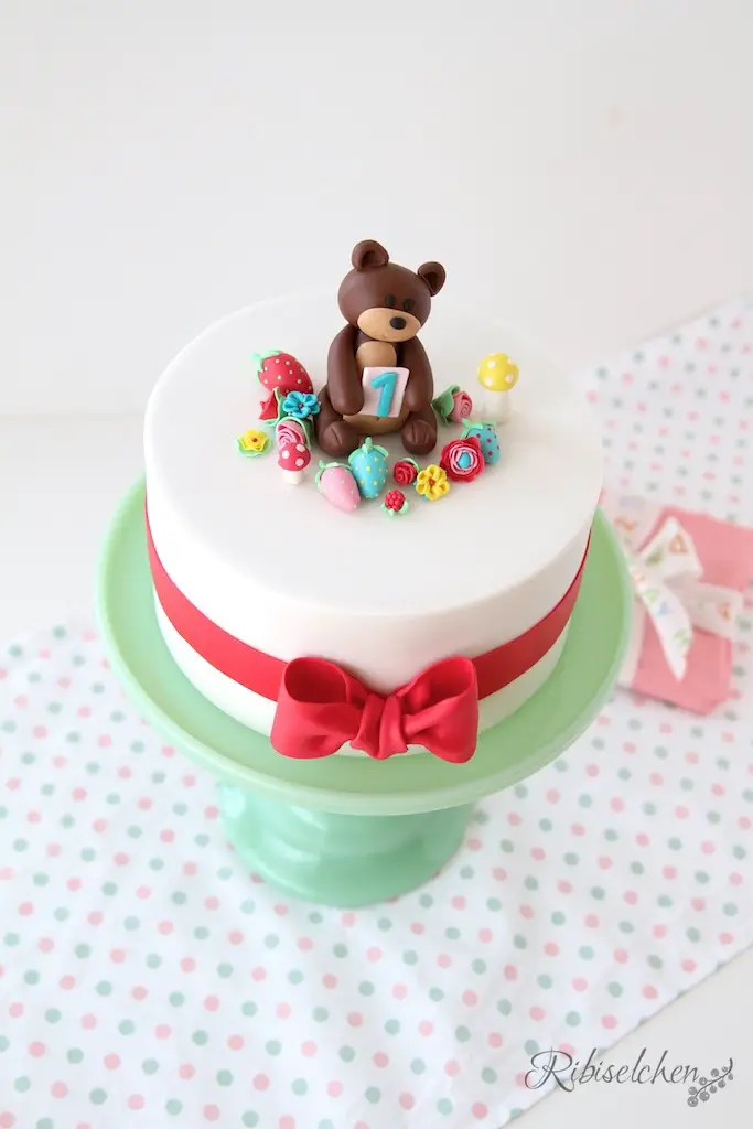 A cute teddy bear cake for a 1st birthday celebration - eine süße Teddybärentorte zum 1. Geburtstag