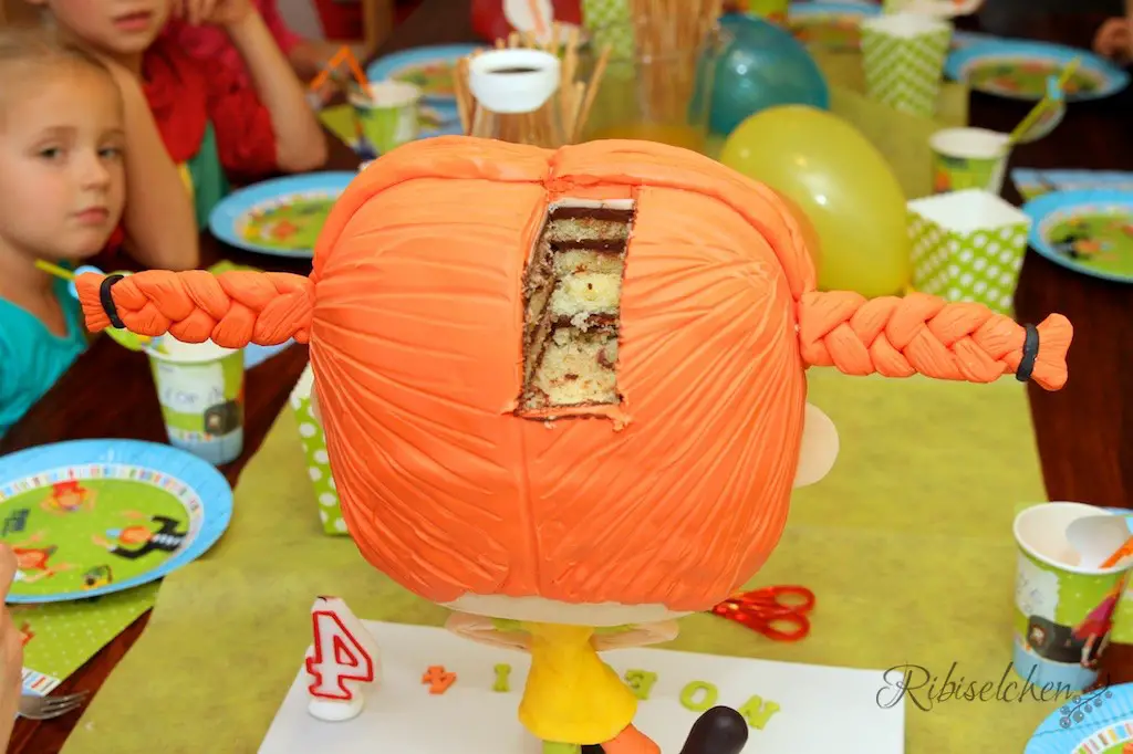 A gravity defying fun Pippi longstocking chibi cake for a Pippi birthday party - Eine Pippi Langstrumpf Chibi Torte, die der Gravitation trotzt für eine Pippi Geburtstagsparty