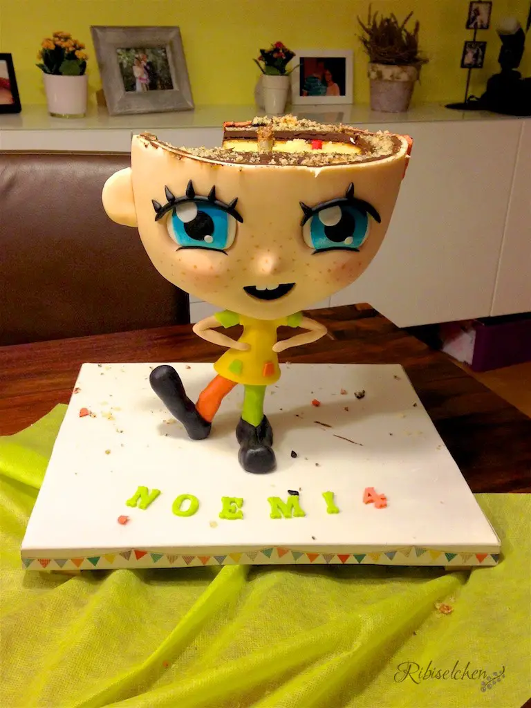 A gravity defying fun Pippi longstocking chibi cake for a Pippi birthday party - Eine Pippi Langstrumpf Chibi Torte, die der Gravitation trotzt für eine Pippi Geburtstagsparty