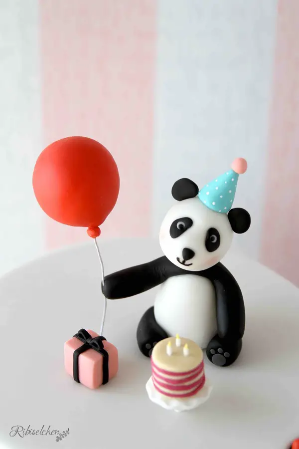 Ein modellierter Geburtstags - Pandabär aus Fondant