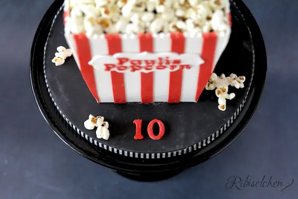 Eine leckere Popcorn Torte in Form einer Popcorntüte! Wie du sie selber eifach herstellen kannst, erfährst du in meinem Beitrag! - A delicious popcorn cake which looks like a bag of popcorn! 
