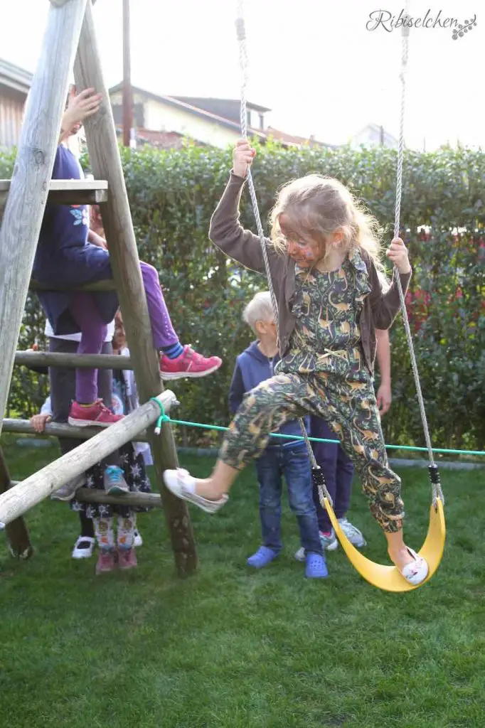 Partyspiel Dschungelparcours: Mädchen klettert über Gerüst
