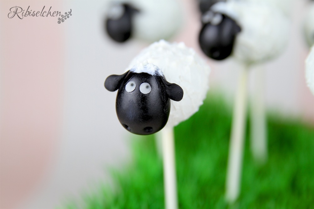 Schaf Cake Pops: Schritt-für-Schritt  Anleitung mit vielen Fotos. Perfekt für eine Bauernhofparty oder Schafparty!