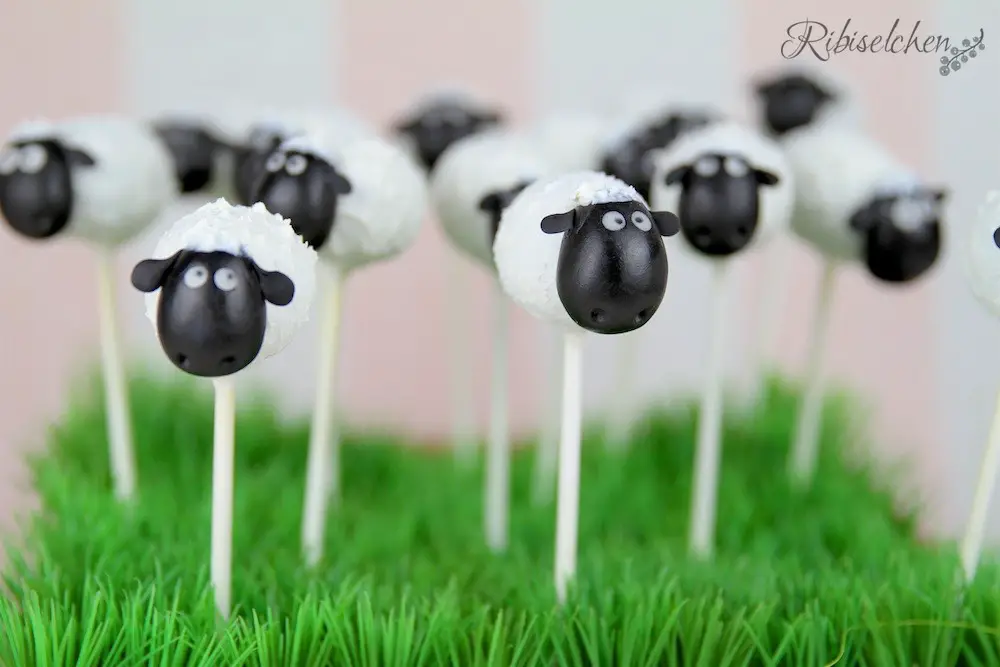 Shaun, das Schaf-Cake Pops: Schritt-für-Schritt  Anleitung mit vielen Fotos. Perfekt für eine Bauernhofparty oder Schafparty!