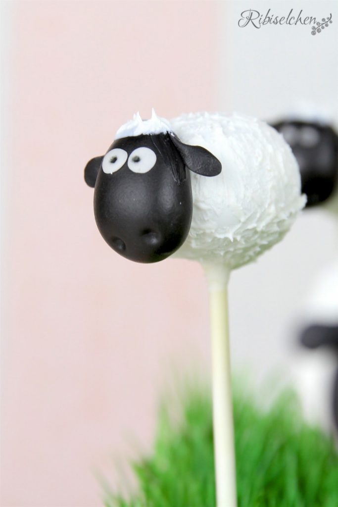 Schaf Cake Pops: Schritt-für-Schritt  Anleitung mit vielen Fotos. Perfekt für eine Bauernhofparty oder Schafparty!