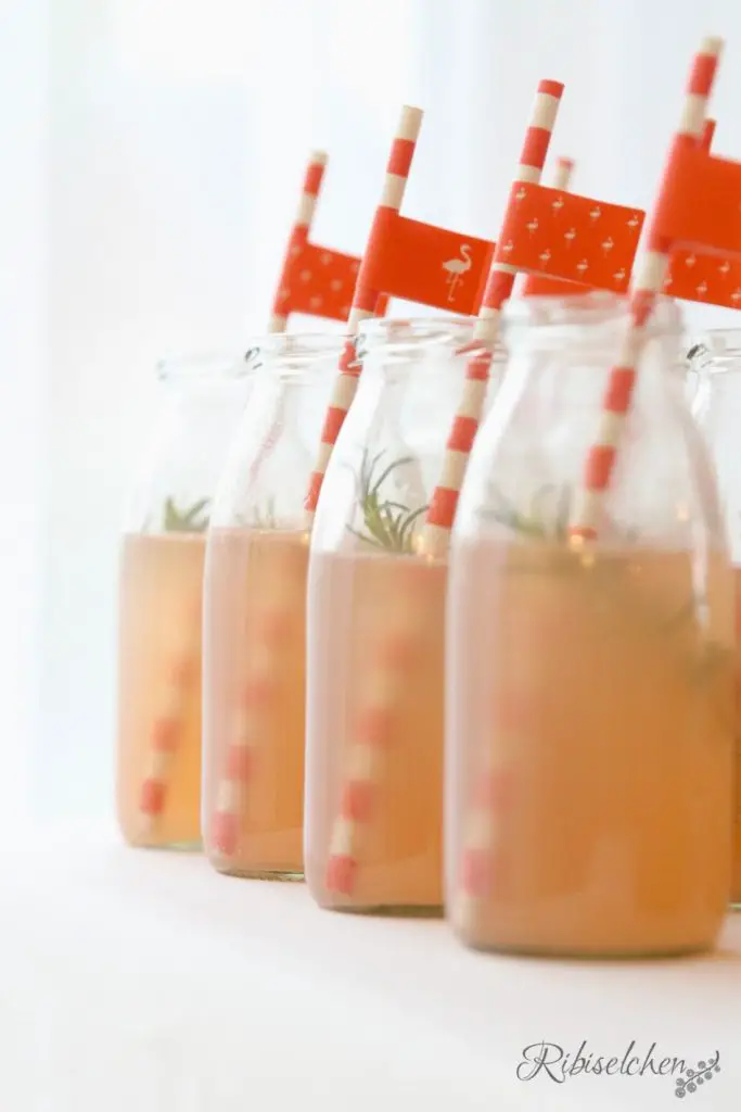 Hier findest du ein superleckeres Rezept für erfrischende Grapefruit-Rosmarin-Limonade! Perfekt für Sommerpartys!