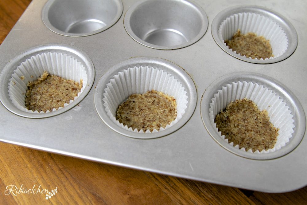 gebackene Nussböden in Muffinsförmchen für die Limoncello Cupcakes