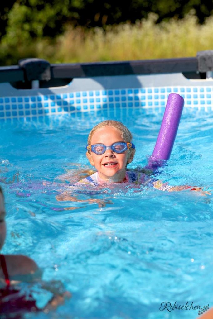 Geburtstagskind im Pool