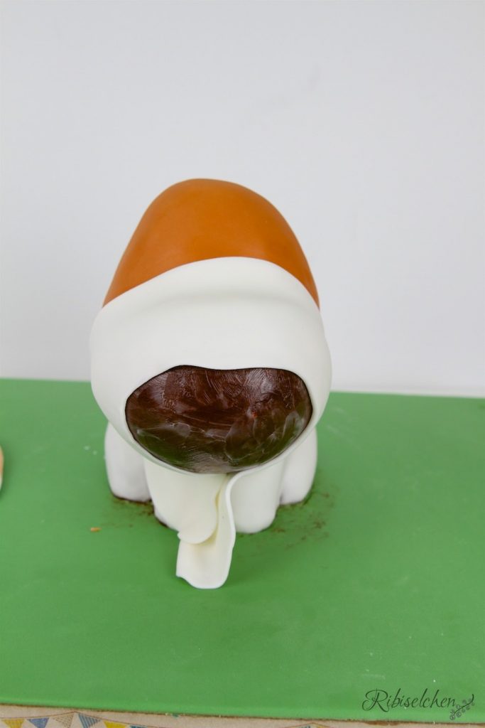 Motivtorte Hund wird mit Fondant eingedeckt
