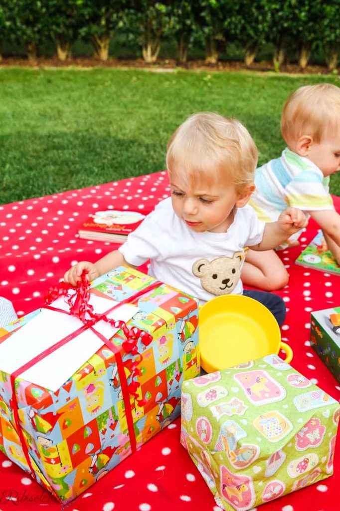 Geburtstagskind packt Geschenke aus