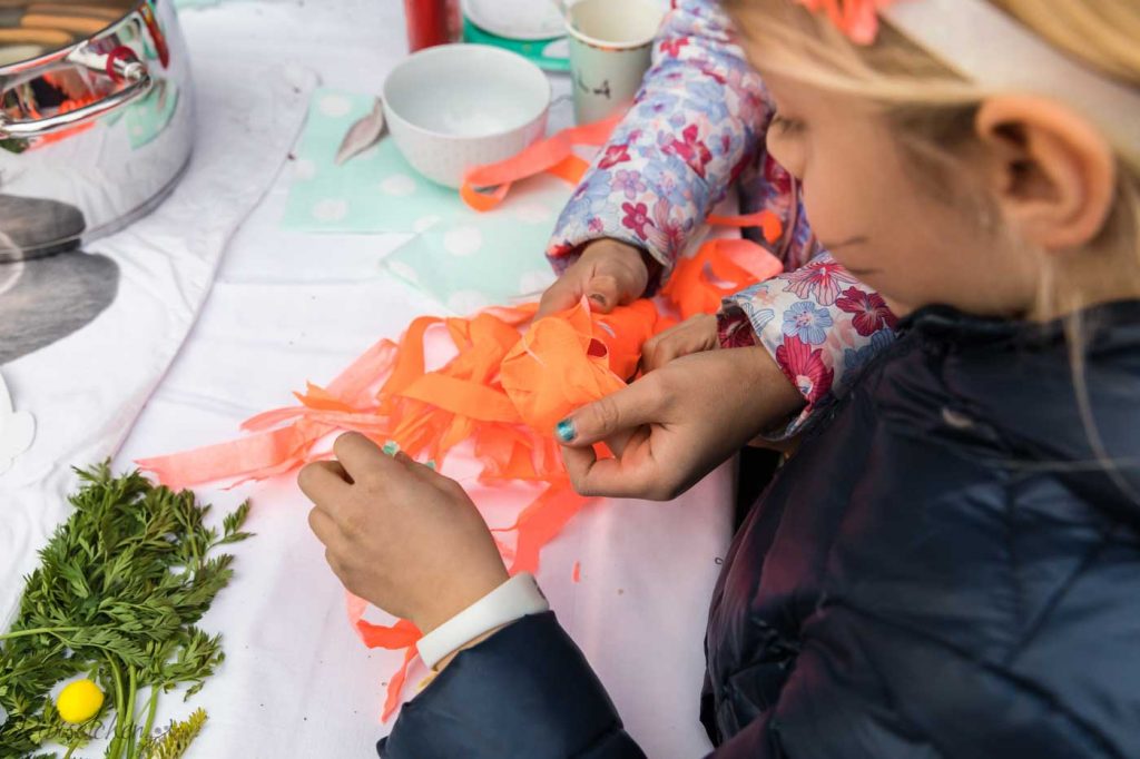 Kinder öffnen die Karotte