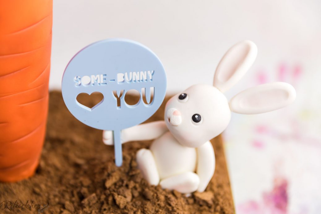 das Fondant Häschen mit einem Schild "Some-Bunny loves you" in der Hand