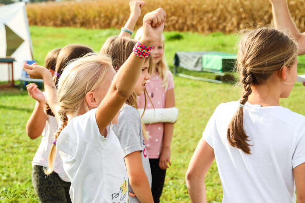 Kinder zeigen beim Lama Quiz auf