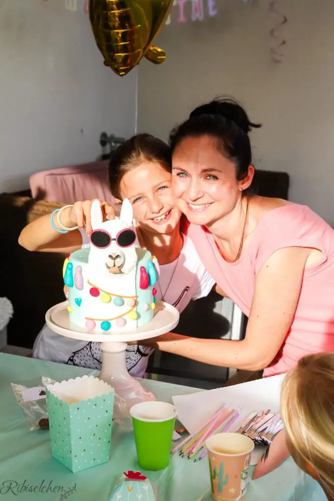 Geburtstagskind mit Mama und der Lama Torte