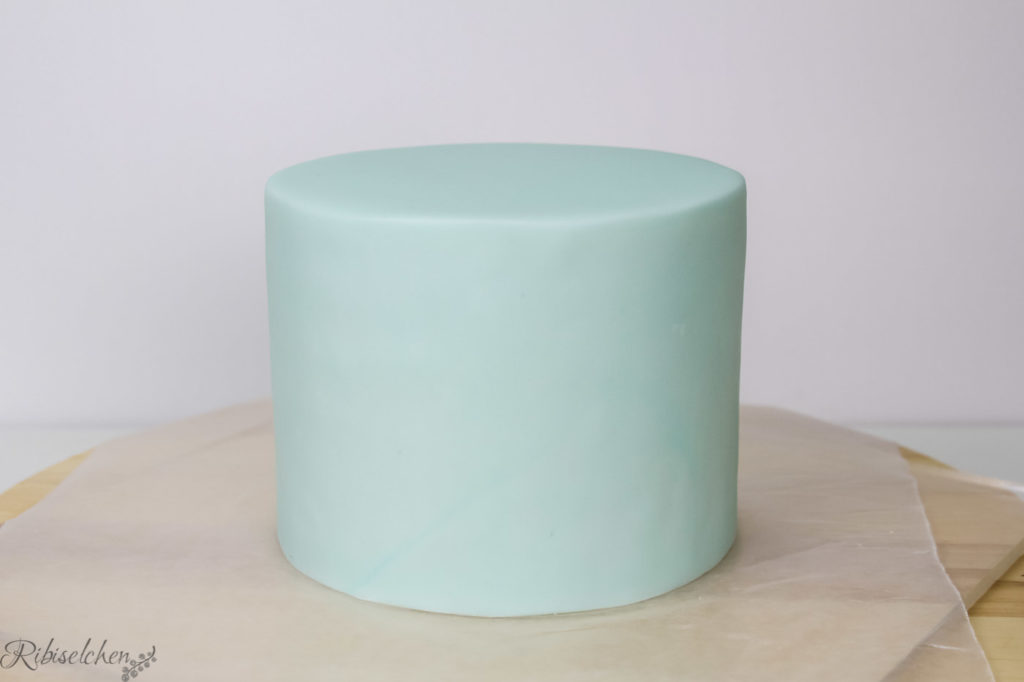 mit hellblauem Fondant eingedeckte Torte