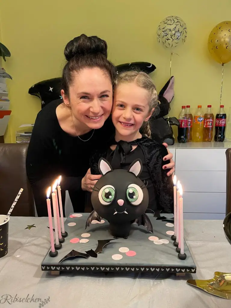 Fledermaus Torte mit Geburtstagskind und Mama