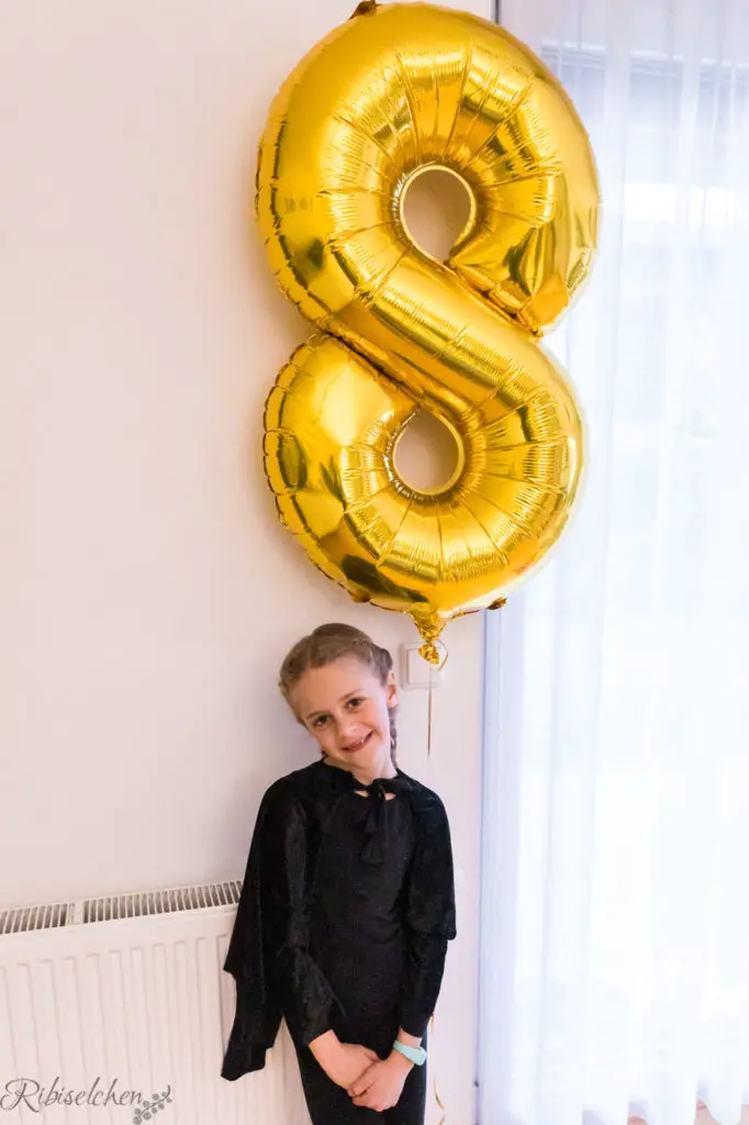 Geburtstagskind mit großem 8-er Ballon