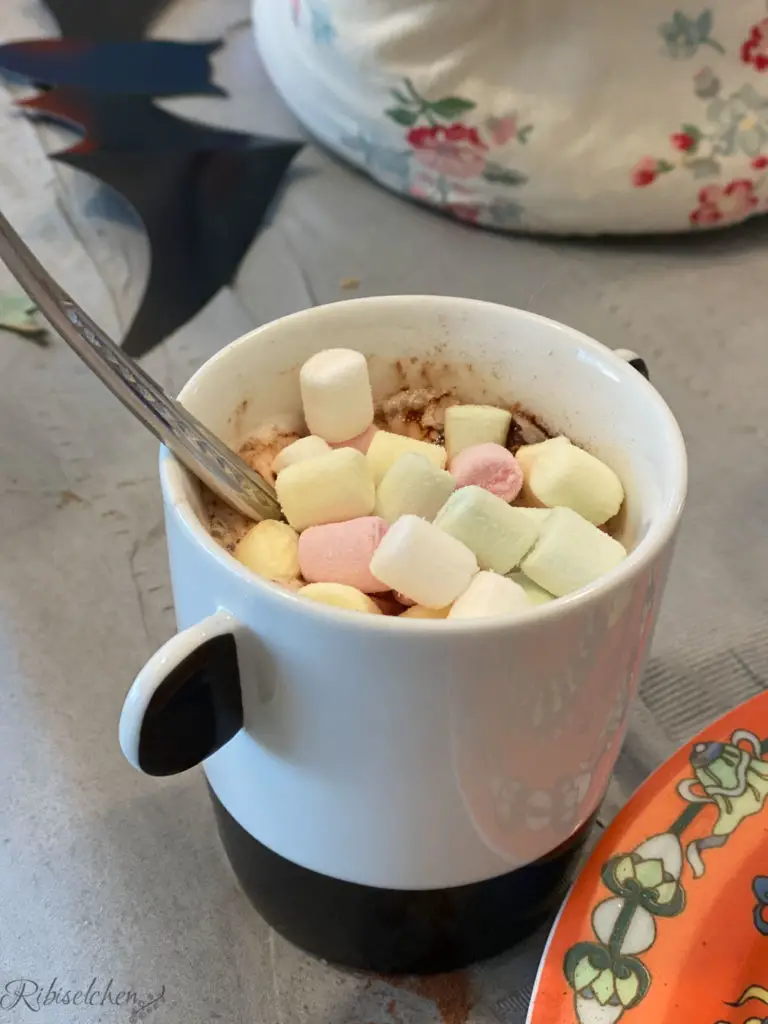 Kakao mit Mini-Marshmallows darin