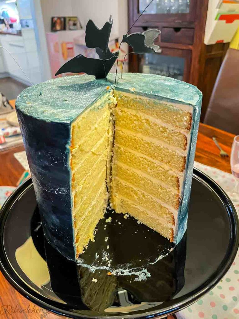 die Fledermaus Torte aufgeschnitten 