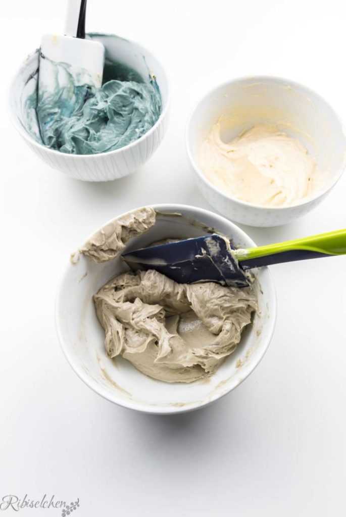 bunte gefärbte Buttercreme in Schüsseln