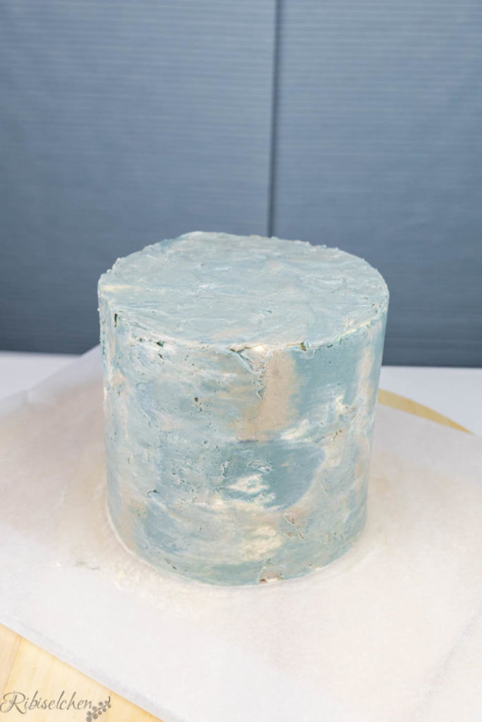 Torte mit einer Schicht Buttercreme aus hellen Farben