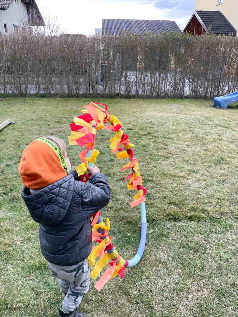 kleines Kind hält den Hula Hoop Reifen