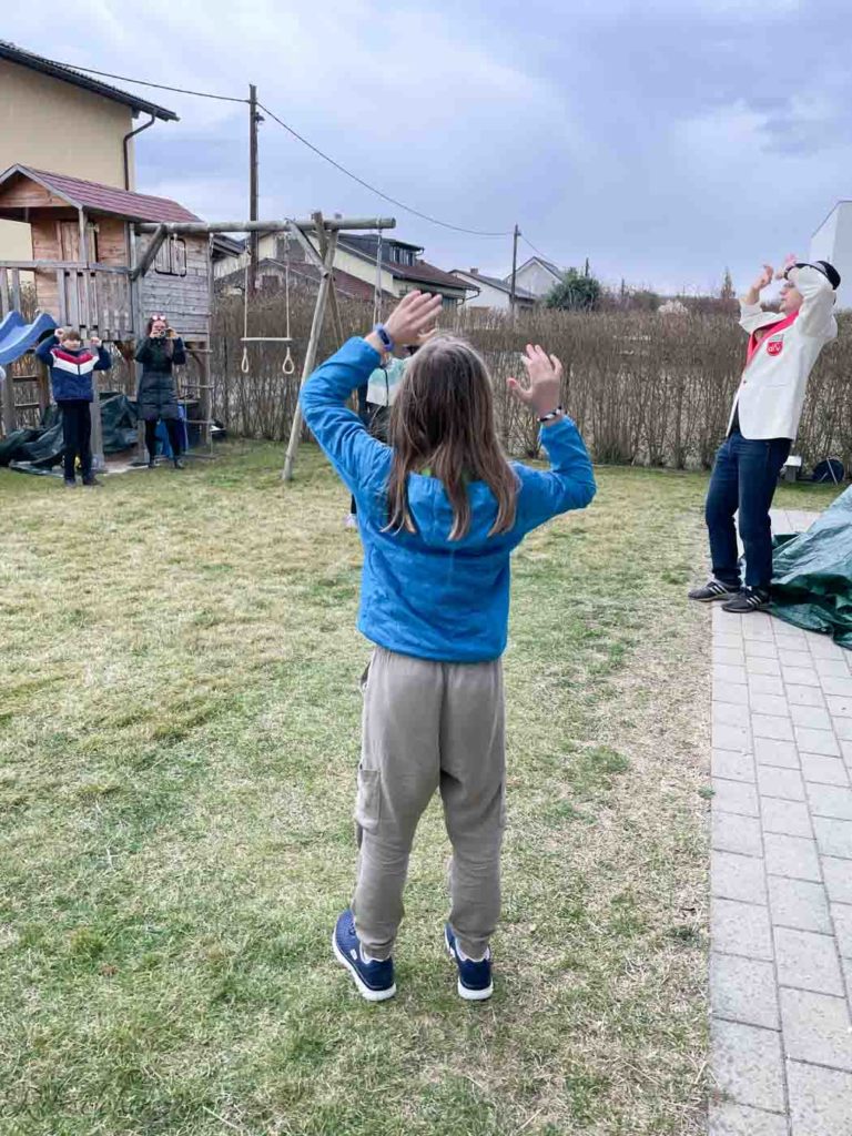 Kind von hinten mit Zirkusdirektor, die gerade tanzen