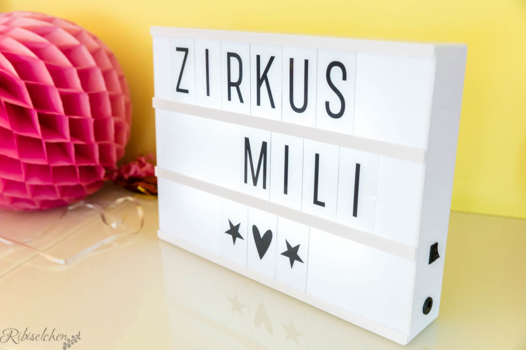 Lightbox, auf der Zirkus Mili steht