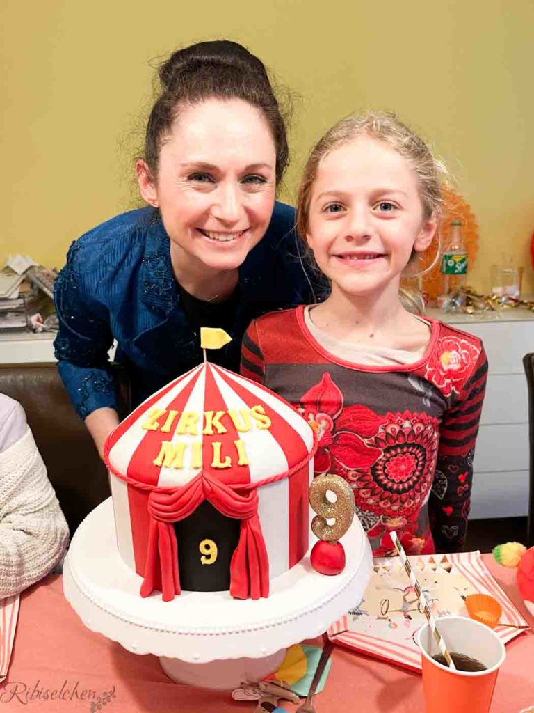 Zirkuszelt Torte mit Geburtstagskind und Mama