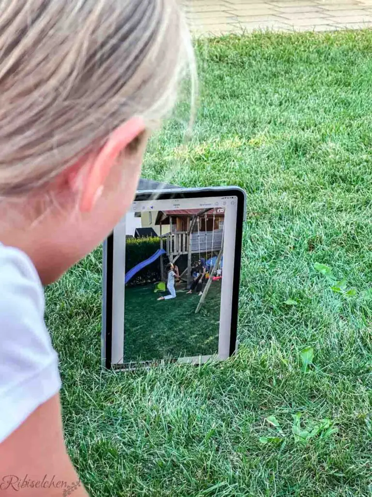 Kind sieht auf den Bildschirm eines iPads 