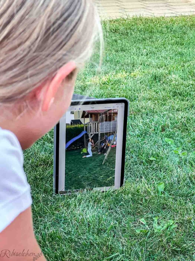 Kind sieht auf den Bildschirm eines iPads 